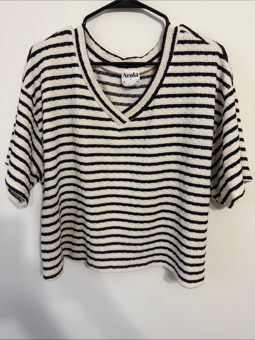 ARULA Black & White Striped V-Neck Short Sleeve Crop Knit Top
